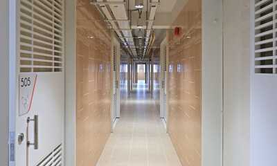 出租屋邨「樂嶺樓」樓層走廊。